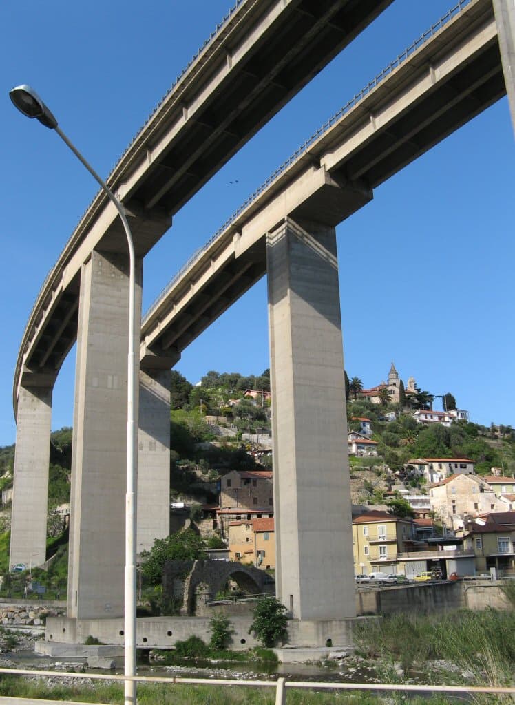 Un tratto di autostrada italiana visto dall'alto