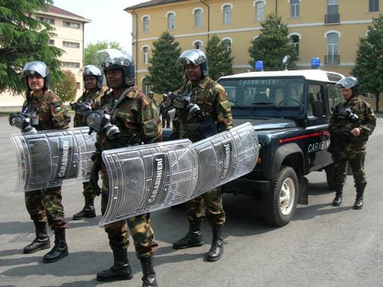 Un mezzo dell'Arma dei Carabinieri durante un servizio