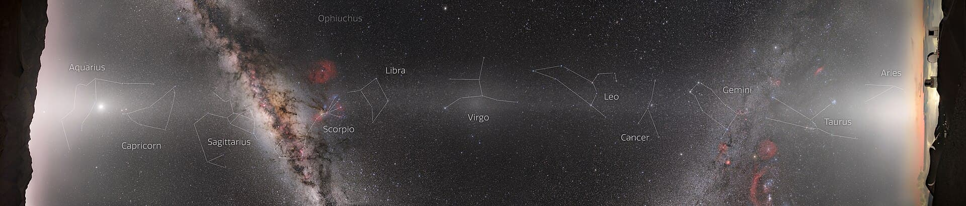 Un telescopio puntato verso il cielo stellato di notte